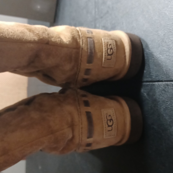 UGG winter close out. Tall fur lined boots in excellent condition. Worn once. - Picture 2 of 5